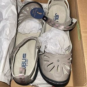 NWT JBU x Jambu wildflower encore sandals in cement size 7.5 with memory footbed